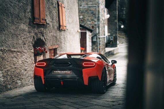 テールランプや排気口も六角形がモチーフ（写真：Automobili Lamborghini）