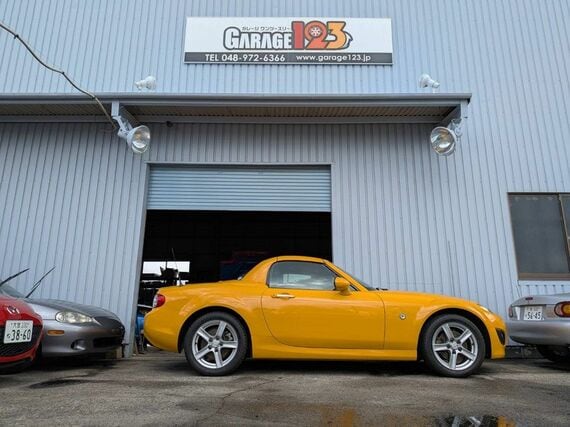 取材に協力してもらった埼玉県越谷市のロードスター中古車専門店「ガレージ123」（埼玉県越谷市小曽川265-1/048-972-6366）。中古車販売店だが、購入からメンテナンス、モータースポーツまで幅広くサポートする