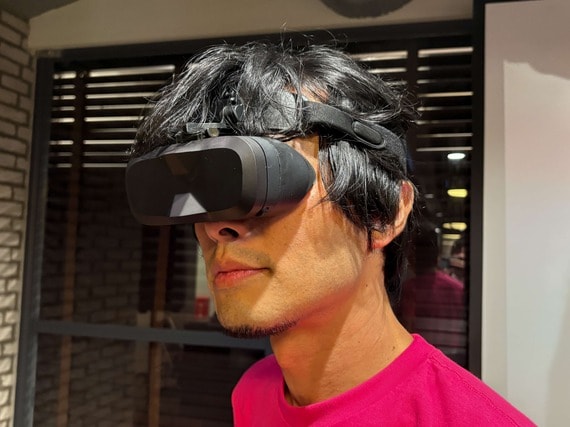 VRゴーグルを装着した岩佐琢磨CEO