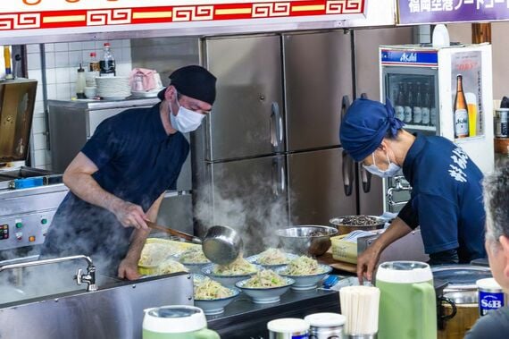 豚骨スープがどんぶりに注がれる様子