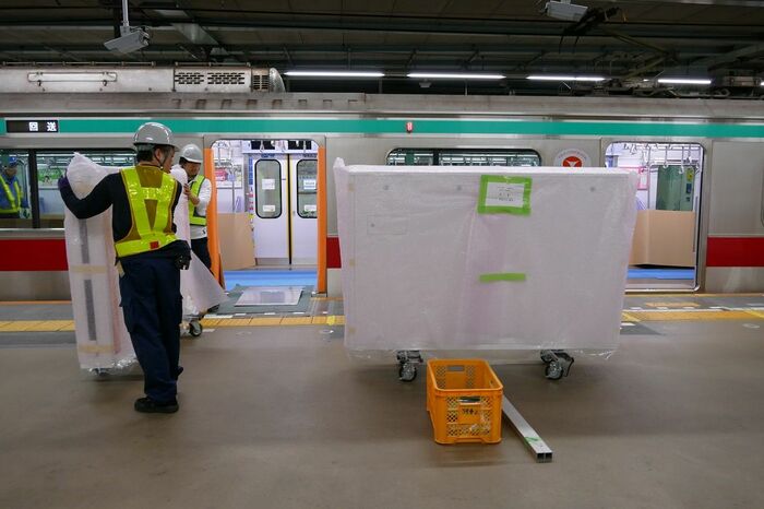 次々に搬出されるホームドア