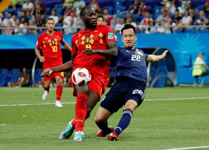 ベルギーの主力・ルカク選手のシュートをカットする吉田選手