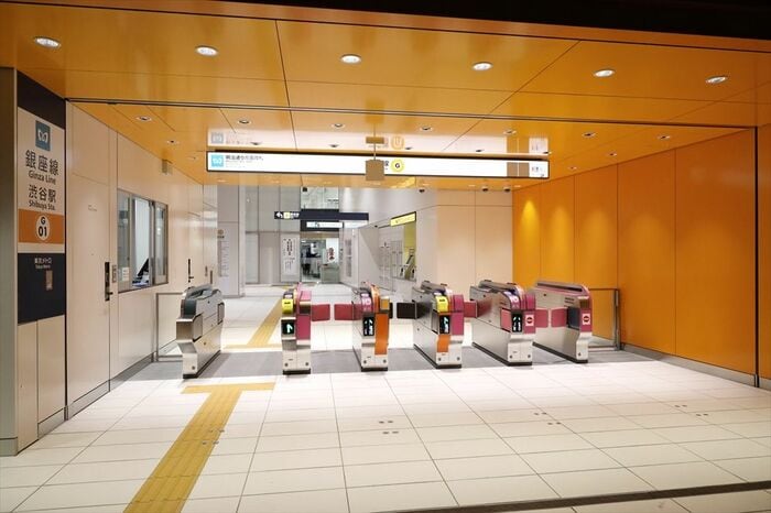 新たに開設した明治通り方面改札