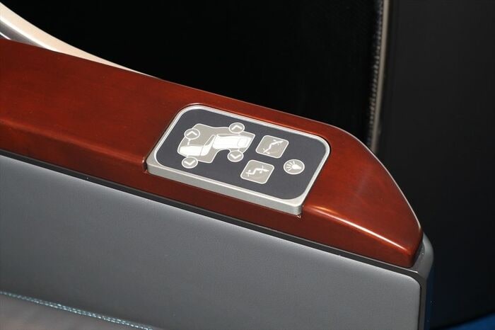 リクライニングなどは電動だ