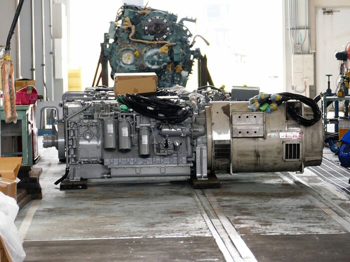 瑞風のエンジン。右側が発電機
