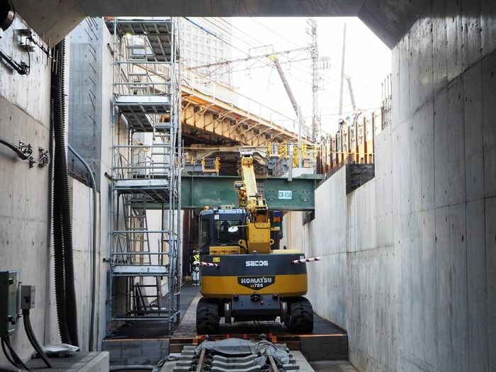 緑色の桁は、線路を載せていた「工事桁」を支える