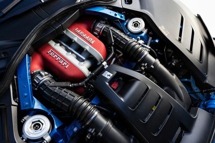 「F140IA」6496cc12気筒エンジンを前車軸後ろに搭載