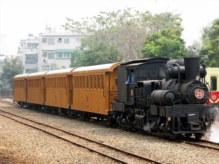 阿里山森林鉄道のシェイとヒノキ製客車