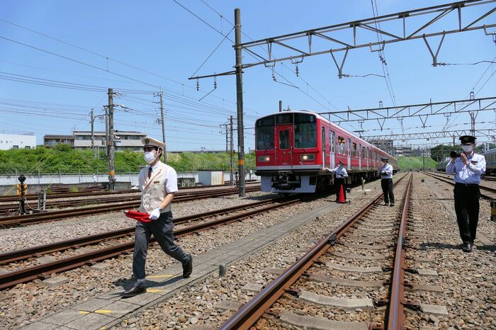 電車を降りて誘導する場所へ向かう