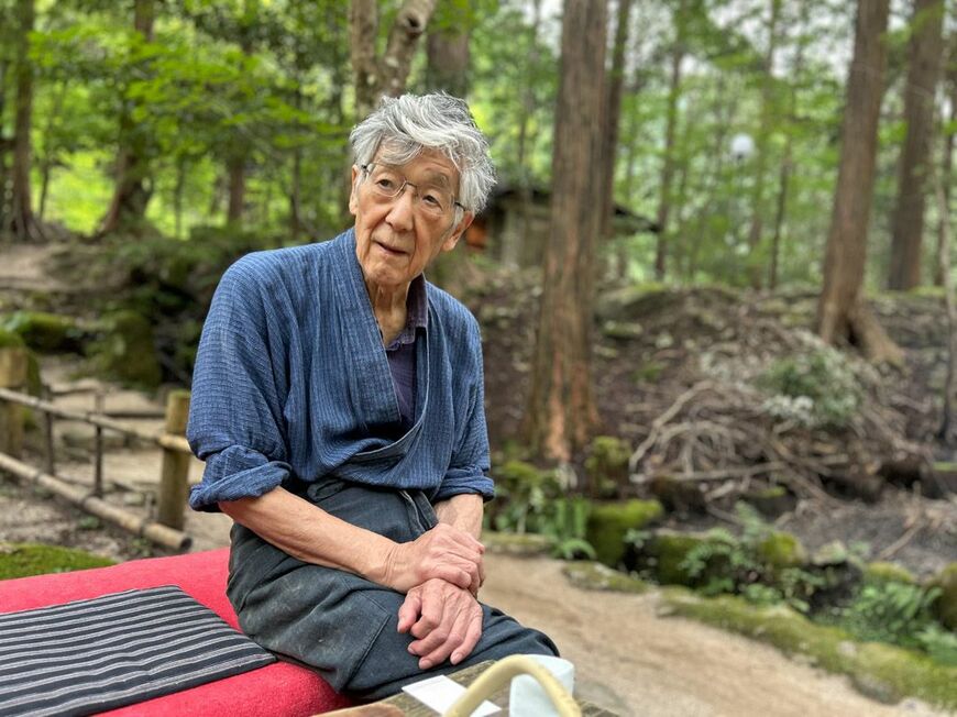 寺谷さんの現在の持ち場は、川魚の調理とニワトリの世話（筆者撮影）