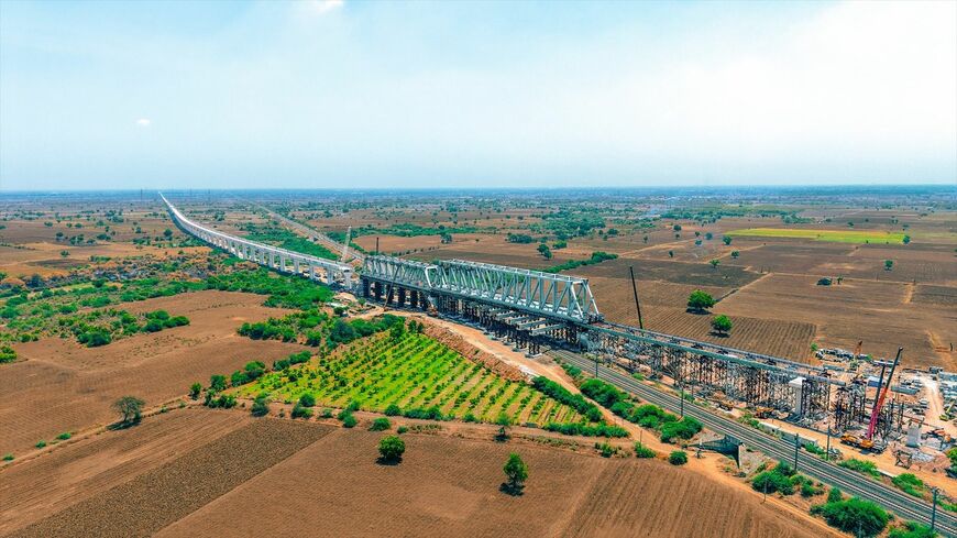 建設が進むインド高速鉄道の高架。在来線をまたぐ橋の建設現場（写真：NATIONAL HIGH SPEED RAIL CORPORATION LIMITED）
