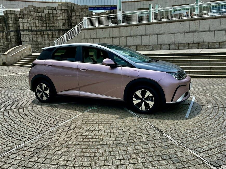 「コーラルピンク×アーバングレー」という2トーン車体色はロングレンジモデルに用意される