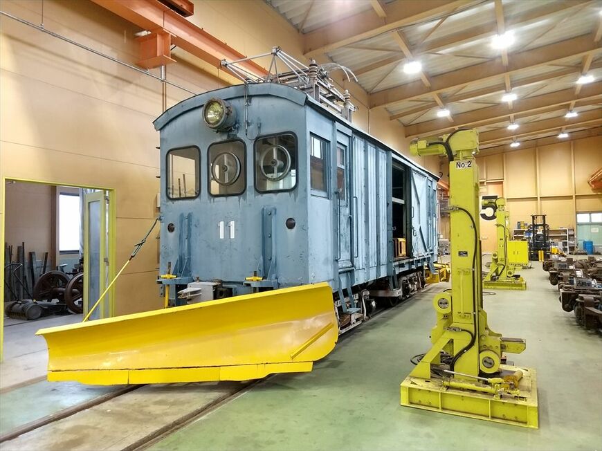 除雪車として使われている大正生まれの福井鉄道デキ11。北府工場で整備中の様子（撮影：南正時）