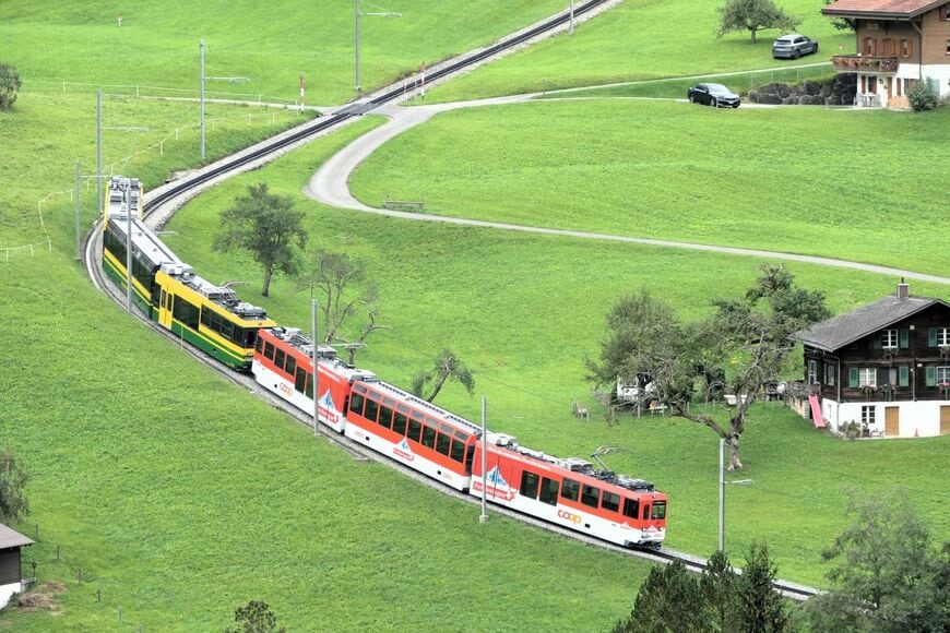 ヴェンゲンアルプ鉄道はラックレールで急坂を上る（筆者撮影）