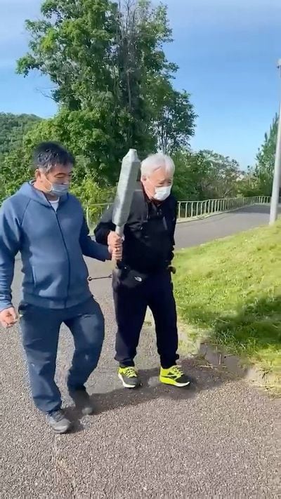 父は2021年6月に東京オリンピックの聖火リレーランナーを務めた。そのためのトレーニングにも、移住したことで付き添えるようになった（写真：『諦めない心、ゆだねる勇気 老いに親しむレシピ』）