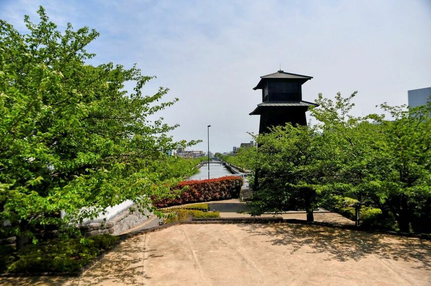  新川沿いには多くの桜が植樹され、季節には花見客で賑わう。広場にある火の見櫓が景色のアクセントにもなる（筆者撮影） 