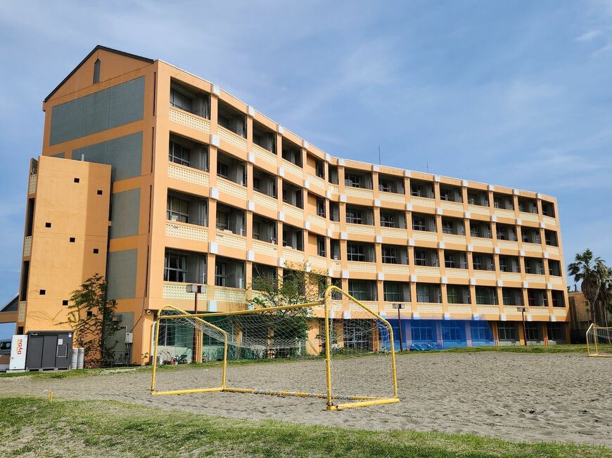 校舎の裏にビーチバレーのコートがある（写真：中島氏撮影）