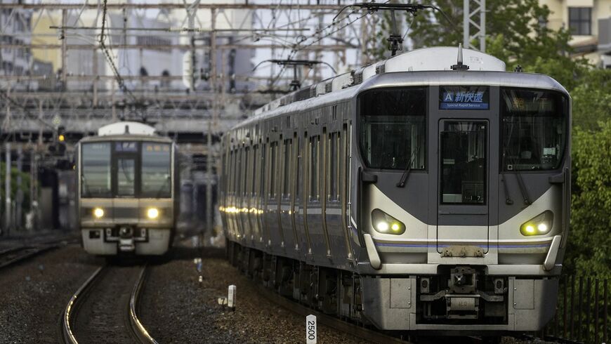 京阪神間の複々線では普通や快速の内線走行に対し特急と同じ外線を高速運転する新快速 （さくら夙川ー芦屋間、写真：久保田敦）
