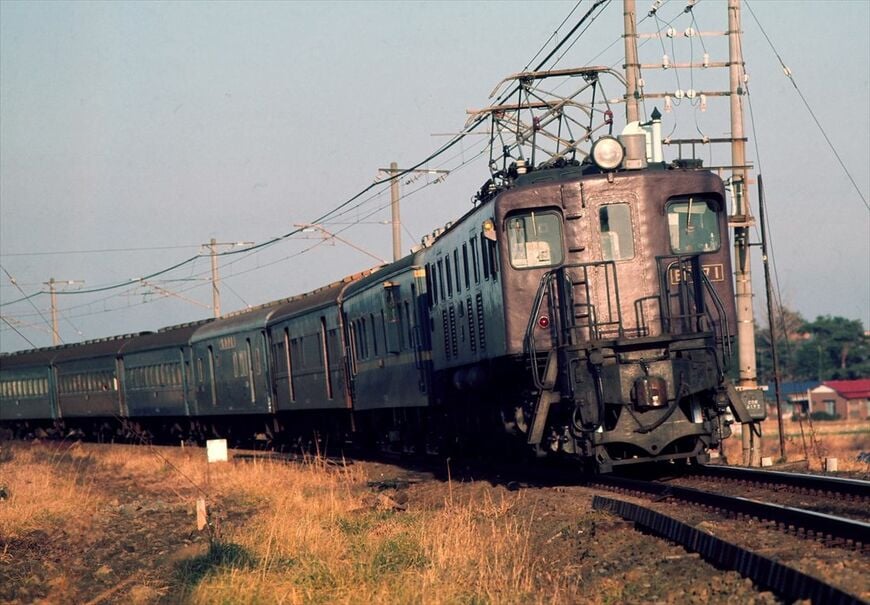 東北本線の栗橋付近を走る、EF57形1号機が牽引する客車列車（撮影：南正時）