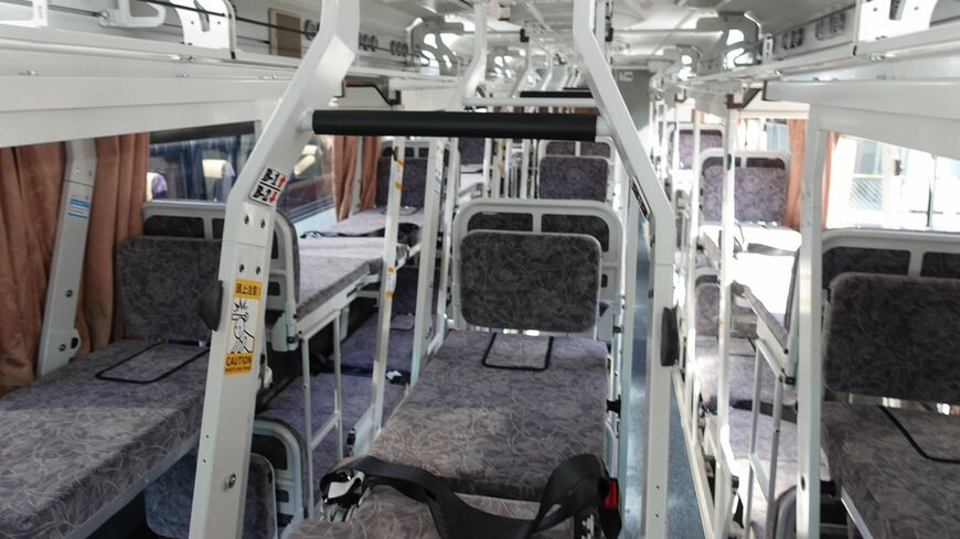 高知駅前観光の寝台バス座席「ソメイユ・プロフォン」設置例（写真：筆者撮影）