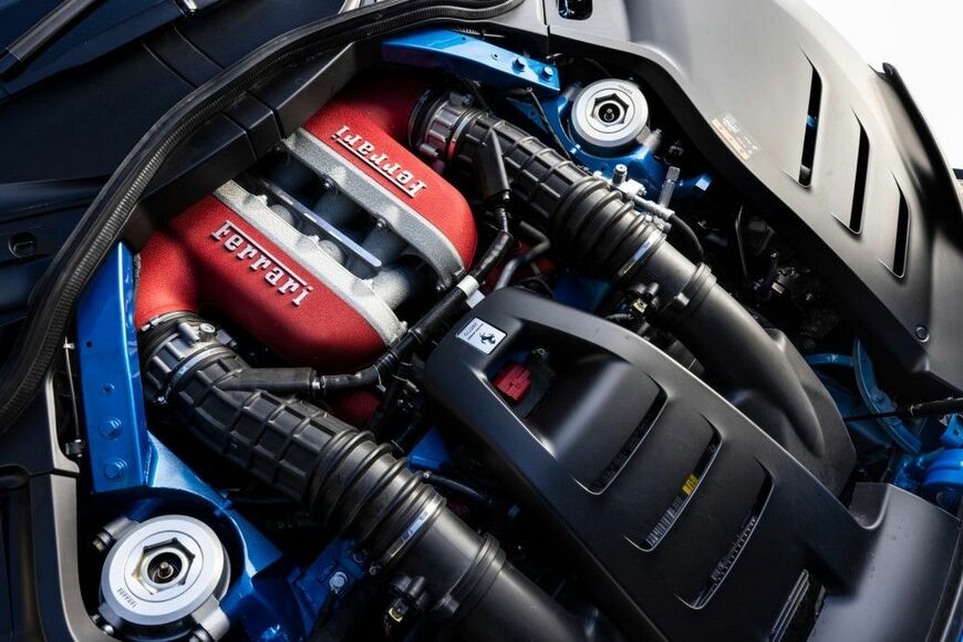 「F140IA」6496cc12気筒エンジンを前車軸後ろに搭載