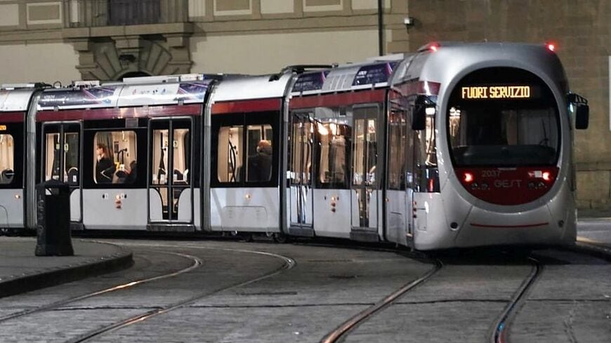 2021年1月末、関係者を乗せて試運転が行われた日立レールの蓄電池駆動トラム（写真：日立レール）