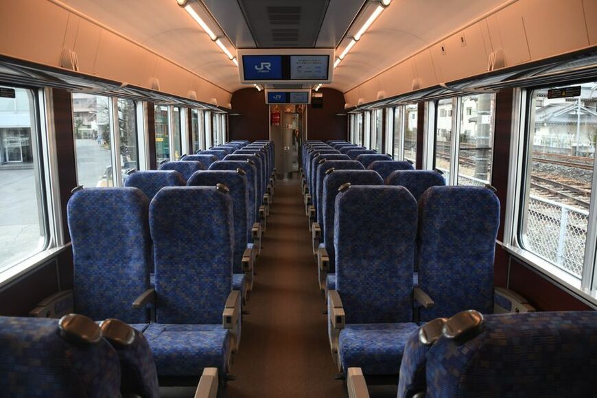 新型Aシートの車内（記者撮影）