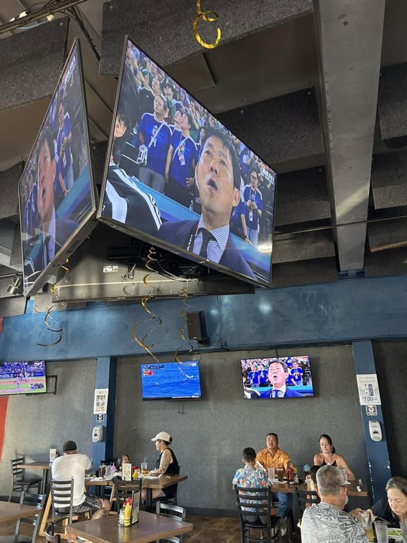 サッカーワールドカップの日本対チュニジア戦をヒロ市内のスポーツバーで観戦