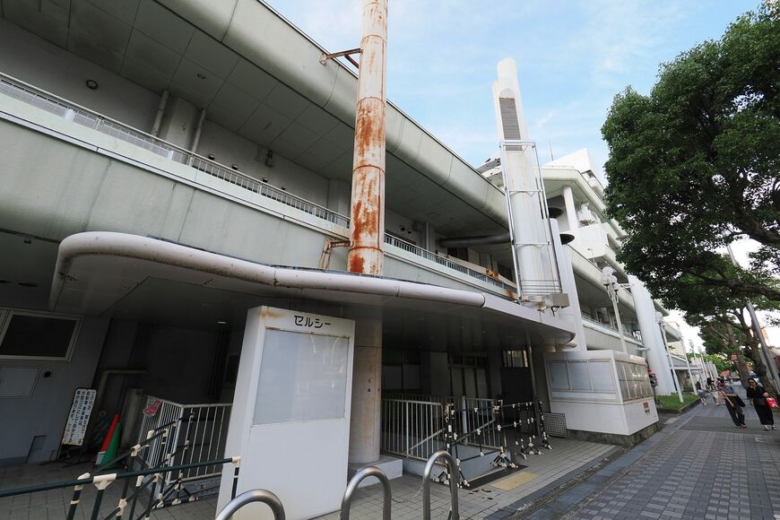 「千里セルシー」は閉館後も解体は進まず今も建物が残る（撮影：伊原薫）