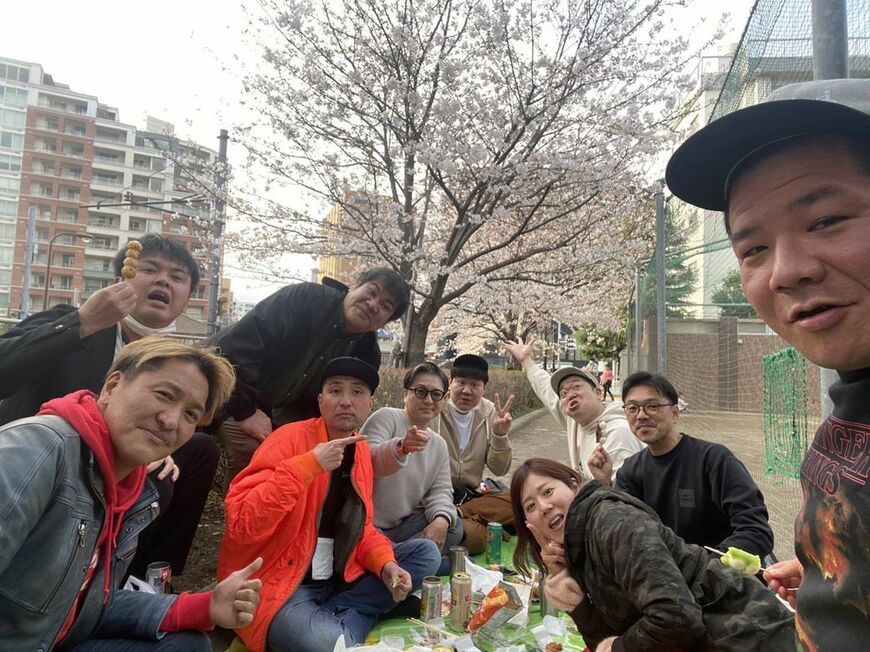 上京したての2024年4月初旬、オリジンOBとの花見開催。スリムクラブ、キャン×キャン、ハンジロウ、三日月マンハッタンの仲嶺巧など（写真：ベンビー提供）