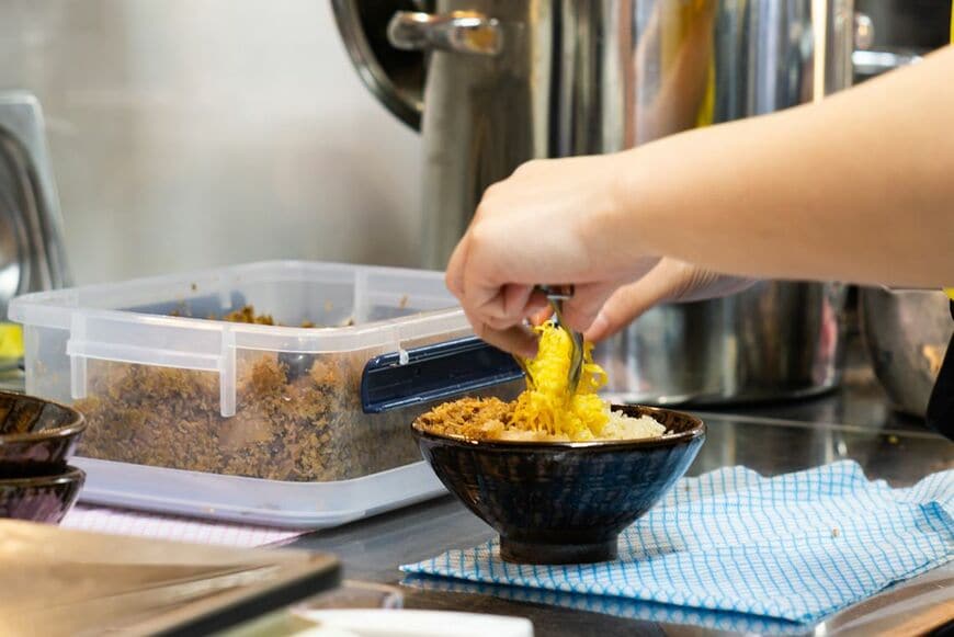 いつもは弁当箱に平たく詰められているかしわめしが、器にこんもりと盛られて完成（写真：筆者撮影）