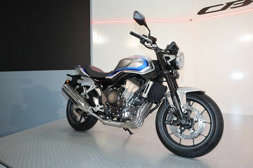 モーターサイクルショー2026で展示されたホンダ「CB400スーパーフォアE-クラッチ コンセプト」（写真：筆者撮影）