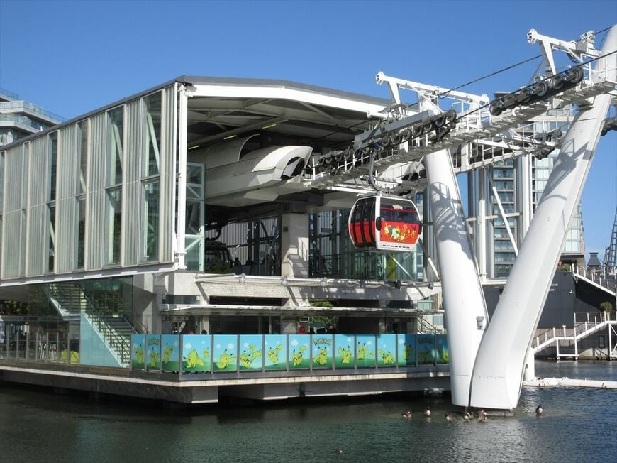 ローヤルドックス駅を出発するゴンドラ。駅にはポケモンの飾りもついた（筆者撮影）