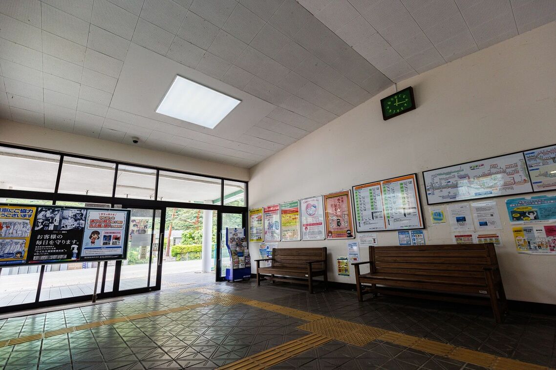 広々とした鬼怒川公園の駅舎内。武骨な設えに昭和を感じる