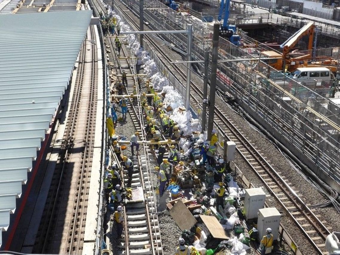 恵比寿側では線路を最大2m移設する工事を実施。