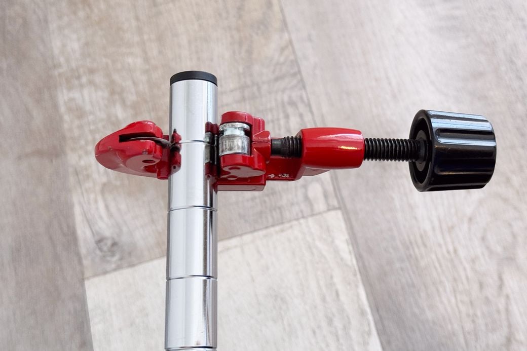 パイプカッターを使えば、クルクル回すだけで簡単にパイプをカットできる。思い通りの高さのメタルシェルフを作るために大活躍した（筆者撮影）