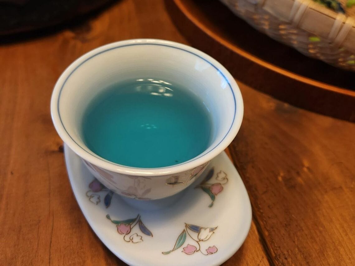見た目が爽やかな青いお茶（写真：筆者撮影）