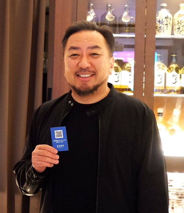 関谷有三（せきやゆうぞう）／1977年栃木県生まれ。株式会社オアシスライフスタイルグループ代表取締役CEO。倒産寸前の実家の水道工事店を業界トップシェアへ成長させたのち、台湾の人気カフェ「春水堂」を日本に誘致。タピオカブームの火付け役となる。また、スーツに見える作業着「WWS（ワークウェアスーツ）」を開発しヒットを記録するなど、さまざまな業種でヒットを連発し「令和のヒットメーカー」と呼ばれる。2024年にスナックテクノロジーズを設立し、スナック文化の再構築に挑戦（写真：筆者撮影）