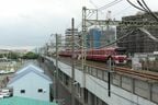 奥に建設中のマンションが見える