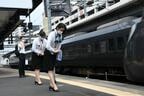 訓練列車を出迎える客室乗務員