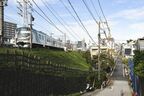 池上線沿線には意外と坂が多く、電車は築堤をゆく