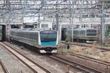 鶴見駅に停車する京浜東北線（左）と、ホームがないため通過する東海道本線の列車（記者撮影）