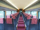 地下鉄千代田線にも乗り入れるロマンスカー「MSE」60000形の車内（編集部撮影）