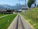 ゴールデンパス・エクスプレスの先頭車の特等席。運転席越しの眺めも、計器も楽しむことができる（写真：筆者撮影）