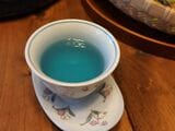 見た目が爽やかな青いお茶（写真：筆者撮影）