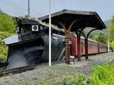 三菱石炭鉱業大夕張鉄道の南大夕張駅跡に保存されているラッセル車「キ1」と客車＝2021年（筆者撮影）