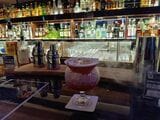 シャボン玉を割ると白い煙がブワッと溢れ、隣にいた外国人のお客さんから「Wow！」「私にもそれを作ってください！」などのリアクションが巻き起こった（筆者撮影）