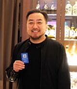 関谷有三（せきやゆうぞう）／1977年栃木県生まれ。株式会社オアシスライフスタイルグループ代表取締役CEO。倒産寸前の実家の水道工事店を業界トップシェアへ成長させたのち、台湾の人気カフェ「春水堂」を日本に誘致。タピオカブームの火付け役となる。また、スーツに見える作業着「WWS（ワークウェアスーツ）」を開発しヒットを記録するなど、さまざまな業種でヒットを連発し「令和のヒットメーカー」と呼ばれる。2024年にスナックテクノロジーズを設立し、スナック文化の再構築に挑戦（写真：筆者撮影）