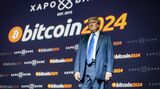 仮想通貨のイベントに登壇するトランプ前大統領