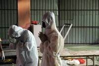 政府発表は大きく異なるインド･コロナ危機 火葬が間に合わず葬場外に何時間も死体が放置